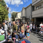 ⑮山車に付きそうお父さんお母さんも大変だー