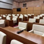 ③本会議場の議員席