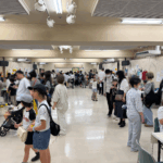 ③1階大会議室には多くのボランティアグループのブースが設置