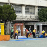 ③リアルな看板。「住民工法」で防水策を講じるボランティアのみなさん