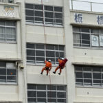 ⑥壁面を下っての救助活動