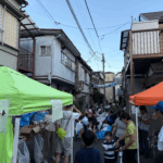 ②狭い会場に模擬店やゲームコーナーなど