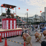 ③6時10分、始まったよ。オープニングはお決まりの和太鼓で