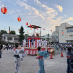 ④浴衣姿が多いね。おっと、櫓の上でも