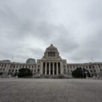 ①向かって左が衆議院、右が参議院。左右幅206メートル、奥行88メートル