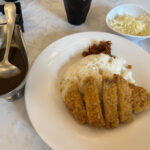 ⑤国会の食堂。議員さんの一番人気、カツカレーを食べる。論戦に勝つ！ゲン担ぎか。カレーはちょっと辛めで美味しかった