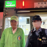⑧坂東防犯部長、小豆沢交番前で、女性警察官とツーショット！