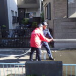 ⑧ホースの先ほ絞ることで、高圧力で遠くまで水が届く