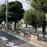 ②蓮沼公園の周りには防犯の幟も