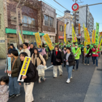 ⑧しんがりは地元町会のみなさん。なんか、デモ行進みたいだなー