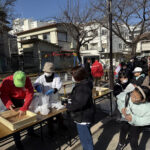 ②お餅の販売はこちらでーす。きなこにあんこに白餅をご用意しましたー。400円でーす！