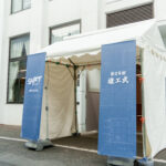 ②竣工セレモニー会場となった新2号館。窓が大きく光が降り注ぐ