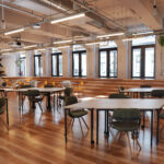 ⑧竣工セレモニーの会場となった1階講堂に続くカフェテリア