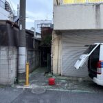 ③この奥に犯人は逃げ込んだらしい。機動隊員が数名