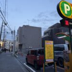 ④1800頃、外から照明がたかれ、室内での撮影はまだ続いていた