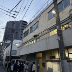 ⑤室内から大きな声（セリフ）が聞こえる。リアルな撮影現場でした