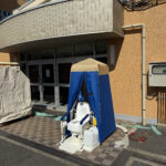 ⑪トイレ見学。マンホールトイレ型とベンクイック型。組立は大変そうだが、見学だけ