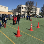 ⑫水消火器による初期消火訓練。何回もやって、身体に覚えさせたい