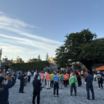 ①坂本区長の挨拶を聞く参加のみなさん。18時15分、まだ明るい