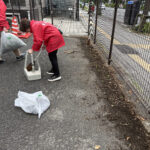⑨小豆沢交番の草むしり。交番の敷地までやるのー