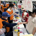 ⑫長蛇の列が絶えない蓮沼仲町会の「かき氷」。シロップと間違えて、ビールをかけないでねー！