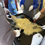 ⑮最後まで長蛇の列が絶えなかった清水北町会の「焼きそば」。みんなで協力して、いいねー