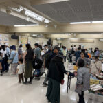 ④1階ホール。各ボランティア団体が物販・体験・相談コーナーを展開